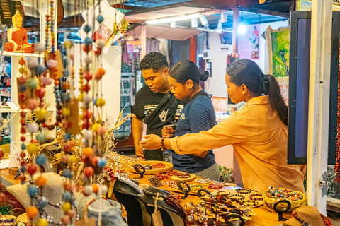 Phnom Penh Night Foodie Tour by Tuk Tuk with Drinks