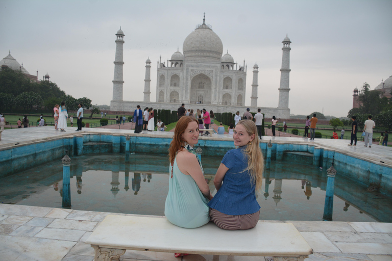 Da Delhi: tour del Taj Mahal e di Agra in treno espresso GatimaanTutto incluso: treno con vagone ristorante, auto, guida, biglietto, pranzo