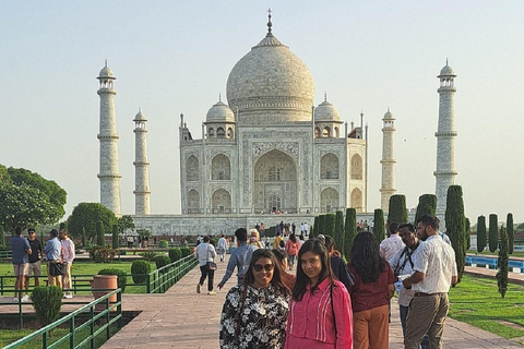 Taj Mahal Private Guided Tour w/ Skip-the-Line Express Entry Tour with Local Expert Tour Guide Only