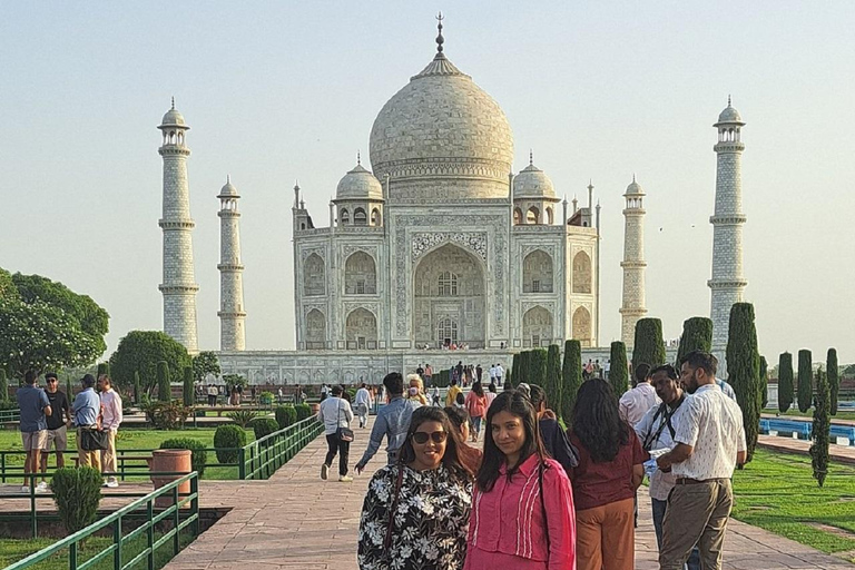 Taj Mahal Private Guided Tour w/ Skip-the-Line Express Entry Tour with Local Expert Tour Guide Only