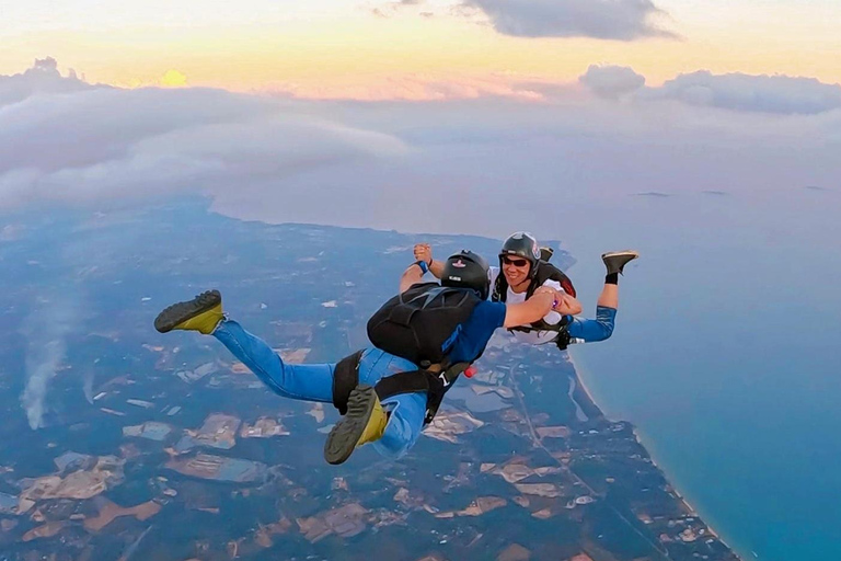 Pattaya: Dropzone Tandem Skydive with Return Transfer Economy package//Skydiving