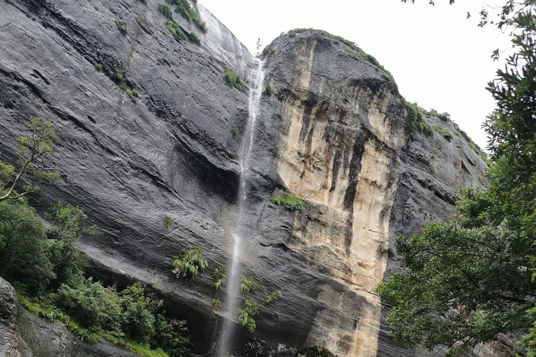 Johannesburg: Drakensberg Sentinel Peak Hike & Hotel Stay