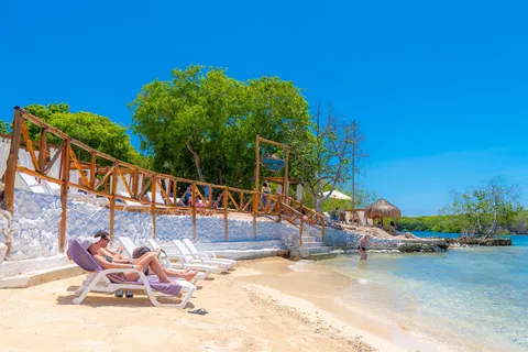 Cartagena : Excursion d'une journée dans les îles Rosario avec plongée en apnée et déjeuner