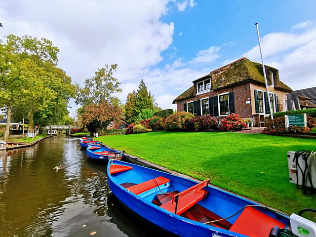 Amsterdam: Tagestour Giethoorn, Afsluitdijk und Zaanse Schans