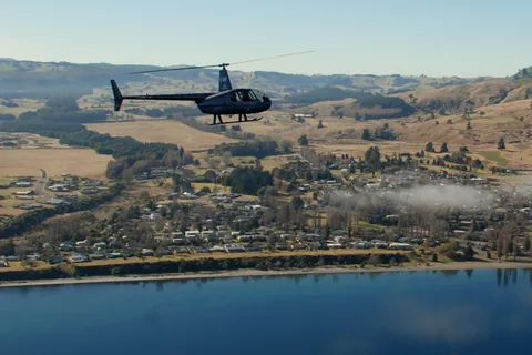 Taupo: lot helikopterem nad wodospadem Huka i rzeźbami Maorysów