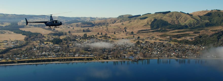 Taupo : vol en hélicoptère au-dessus des chutes Huka et des sculptures maories