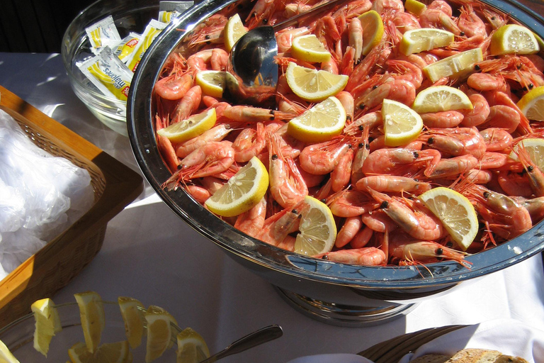 Oslo: Crucero nocturno por los fiordos con buffet de gambasOslo: tour a pie y fiordos en barco con bufé de gambas