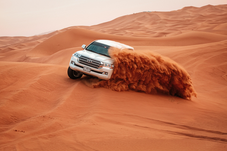 Você pode fazer uma parada em Doha para uma excursão pelo deserto, passeio de camelo e mar interiorSafári no deserto com passeio de camelo