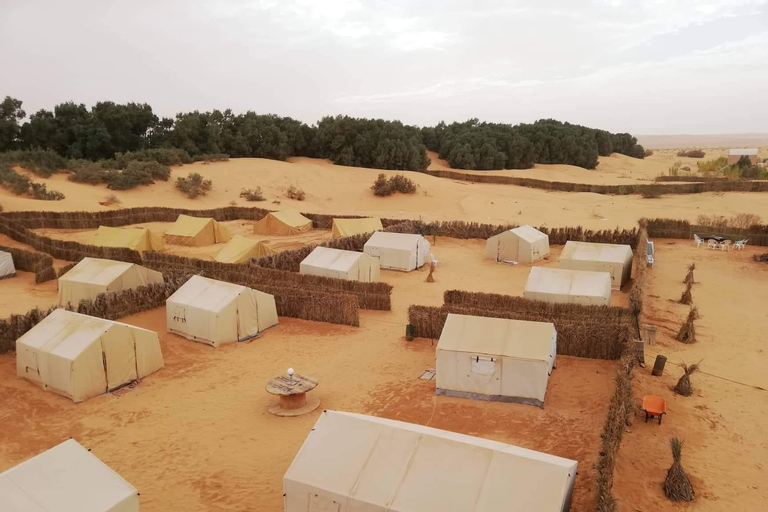 Twee dagen en een nacht in een kamp, Ksar Ghilane van Djerba