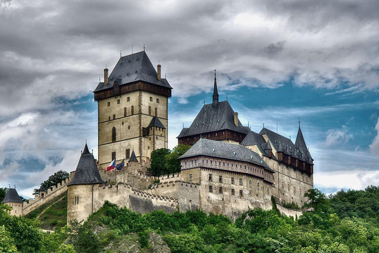 Van Praag: kleine groep Koneprusy-grotten en Karlstejn-kasteelGrotten, lunch en Karlstejn