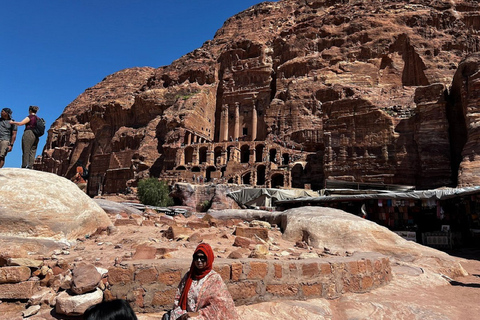 Transfer vom Flughafen oder Amman nach Petra mit einer großen Limousine