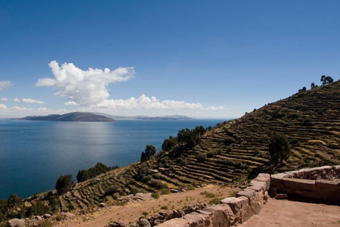 Puno : Journée complète sur les îles flottantes des Uros + Taquile + guide parlant anglais/espagnol