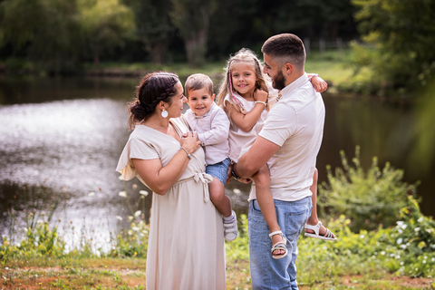 Amboise: Private Photoshoot with a Professional Photographer Private Photoshoot for large groups, family gatherings.