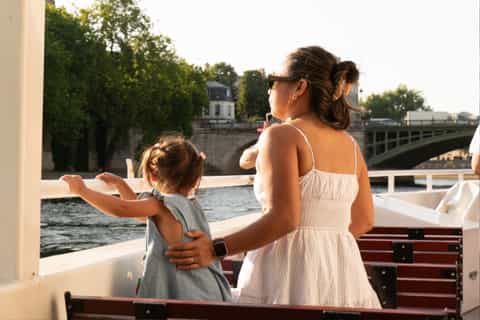 Paris : croisière familiale sur la Seine avec muffin, donut et plus