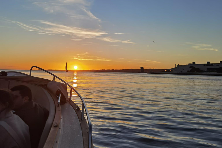 Lisbon: Tagus Motorboat Cruise Open Bar & Pro Guide Morning: Breakfast Motorboat Cruise with Open Bar