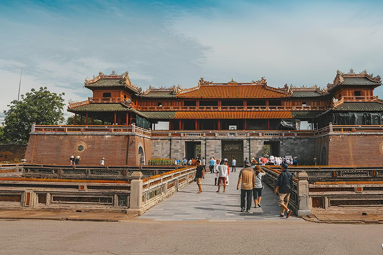 Excursão de 1 dia: Explore o Hai Van Pass e a cidade de Hue.