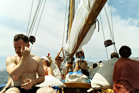 Marseille: Cruise in the calanques, lunch and Provence wines Marseille: Cruise through the calanques, lunch, and Provence wines