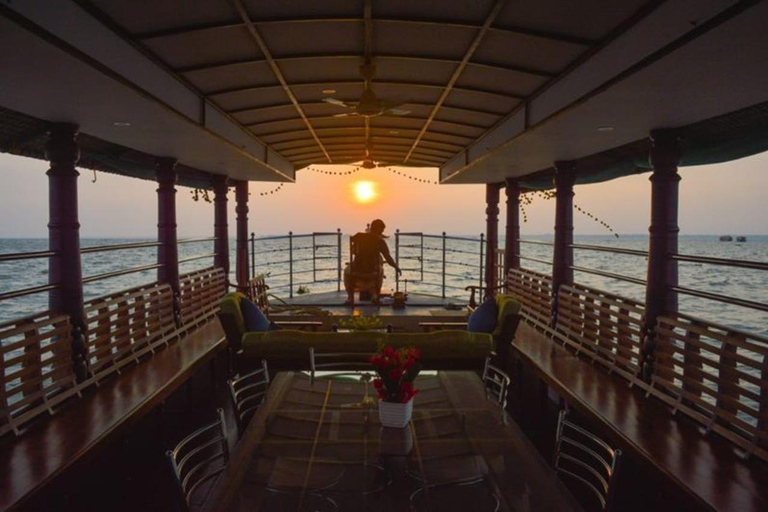 Kochi to Kumarakom: Heritage Tour & Sunset Trails Kochi to Kumarakom: Sunset Shikara & Heritage Tour