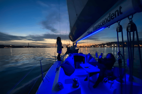 Lisbonne : Visite guidée en bateau à voile avec guide local et vin vert