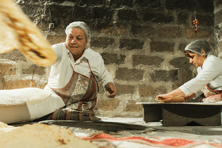 Yerevan: Visita ao Templo Pagão de Garni, Geghard e Lavash Baking