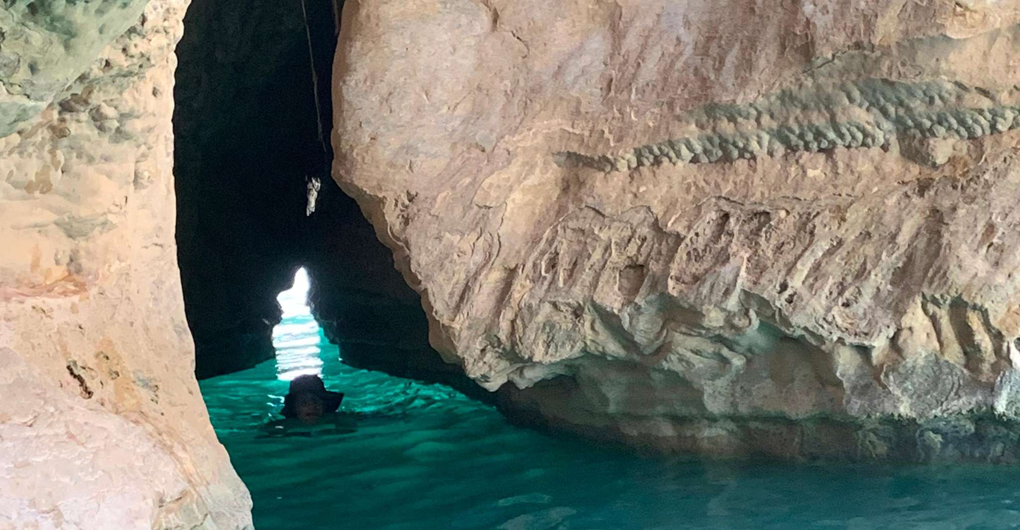 Visite privée d'une journée à Wadi Shab et Bimmah Sinkhole - Hizvo