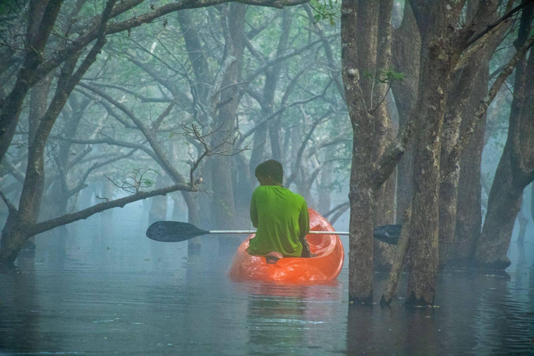 Sigiriya to Trincomalee: Kayaking & Floating Restaurant Tour