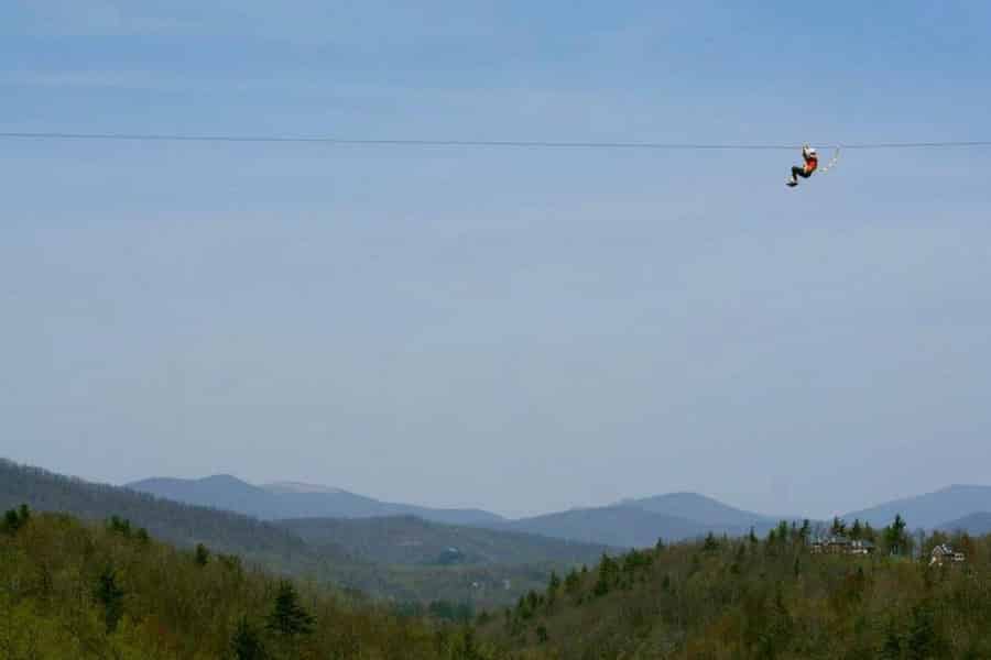 Blowing Rock: Zipline-Abenteuertouren mit Blick auf den Wasserfall. Foto: GetYourGuide