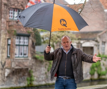 Historical walk in Bruges with local guide. Praline included