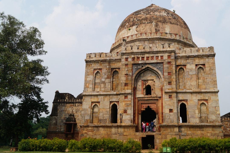 Delhi: Monument Tour with local guides &amp; transport