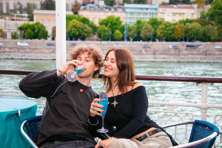 Budapest: Flusskreuzfahrt mit unbegrenztem Prosecco. Foto: GetYourGuide