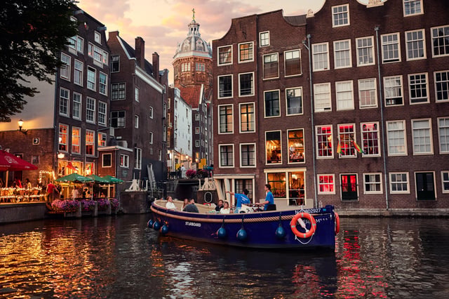 Amsterdam: Canal Booze Cruise with Unlimited Drinks Option