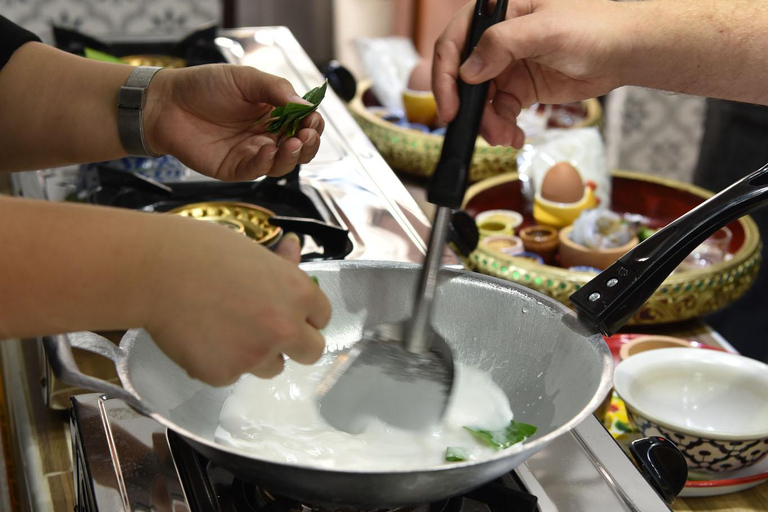 Bangkok: Praktyczne warsztaty gotowania tajskiego i wycieczka po targu w SathonBangkok: Praktyczne warsztaty gotowania tajskiej kuchni i wycieczka po targu w dzielnicy Sathon