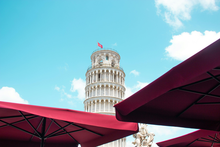 Pisa: Professional photo shoot between the Leaning Tower of Pisa and the historic city PLUS – 40 min | 30 photos
