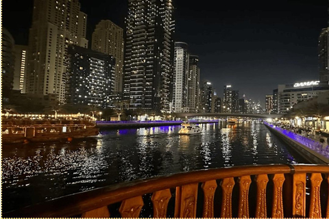 迪拜：码头游船晚餐巡游，附现场娱乐表演马里纳游轮 + 晚餐 + 现场表演（共享接送）