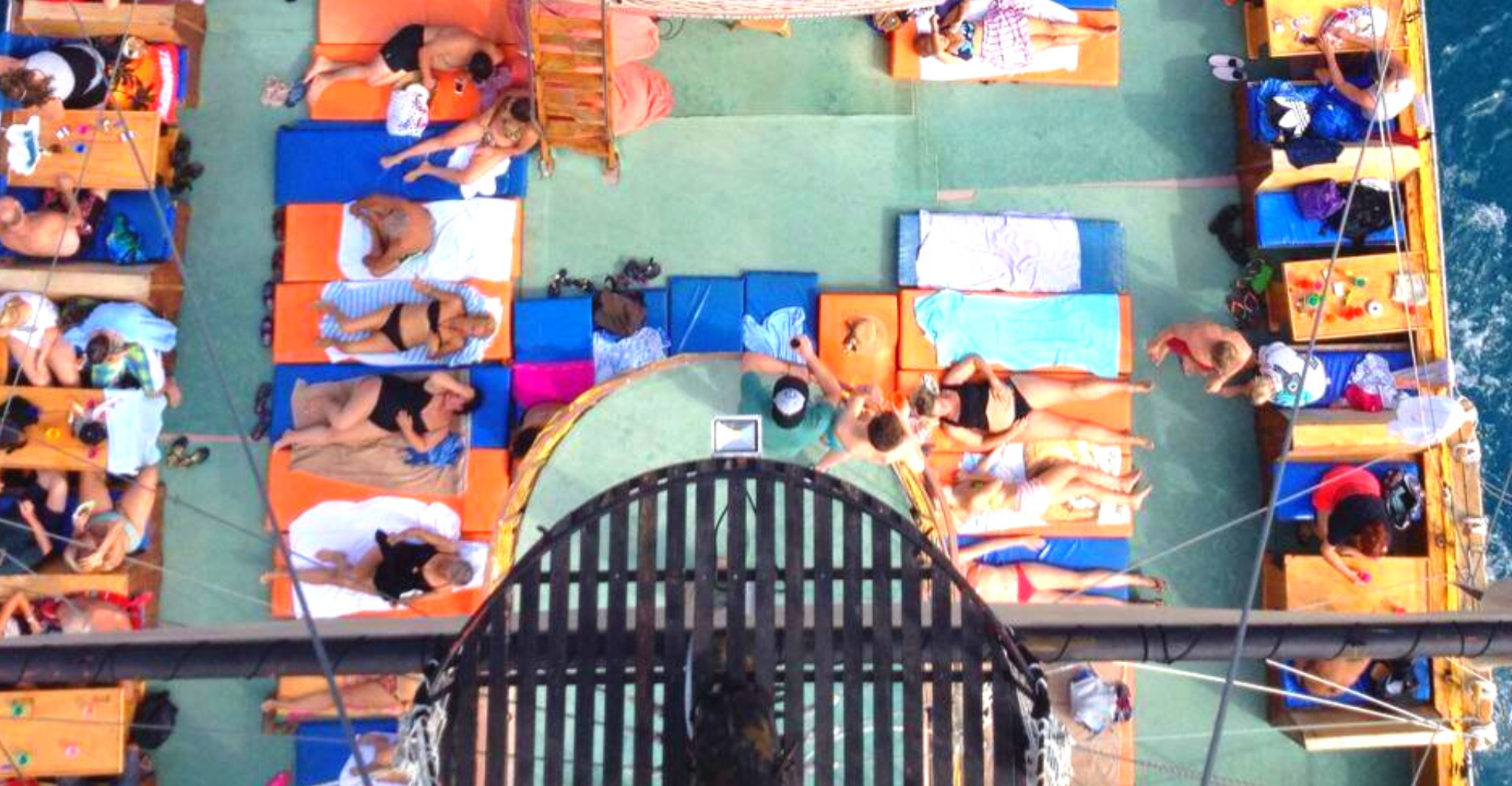 Viagem de barco de Alanya Catamaran com banhos de sol, natação - Hizvo