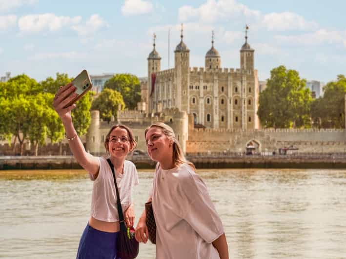 London: Tower of London Guided Group Tour with Thames Cruise