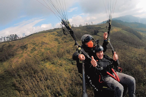 Quito : Vol en Parapente Tandem au Départ de LumbisiQuito : vol en parapente biplace depuis Lumbisi