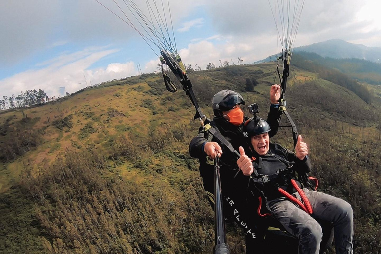 Quito: Tandem Paragliding Flight from Lumbisi