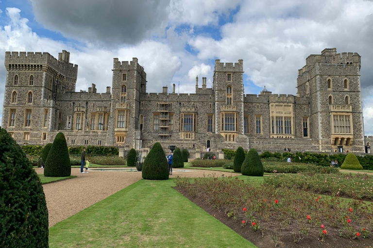 Private driver guided tour Stonehenge, Windsor Castle & Bath
