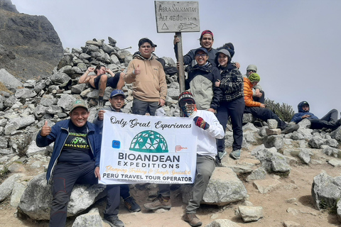 Cusco: Humantay Lagoon Hike with Luxury Domes with Alpacas