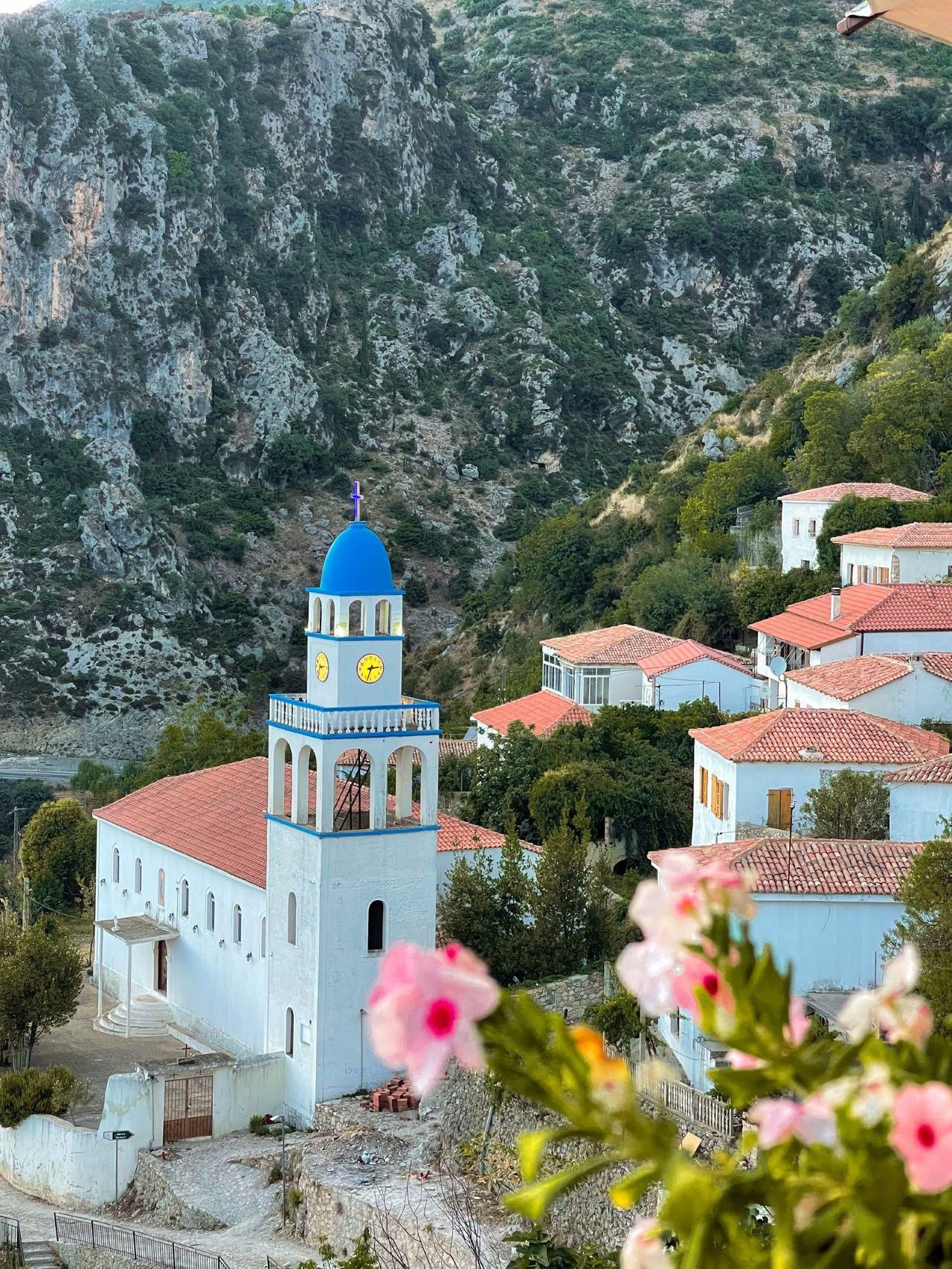 Ab Saranda: Tagestour nach Dhërmi mit Altstadt und Strandbesuch