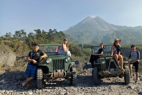 Yogyakarta: Excursión guiada en jeep por la lava del monte MerapiExcursión al amanecer