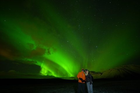 Da Reykjavík: tour in minibus a caccia dell&#039;aurora borealeTour per piccoli gruppi dell&#039;aurora boreale con foto e cacao caldo