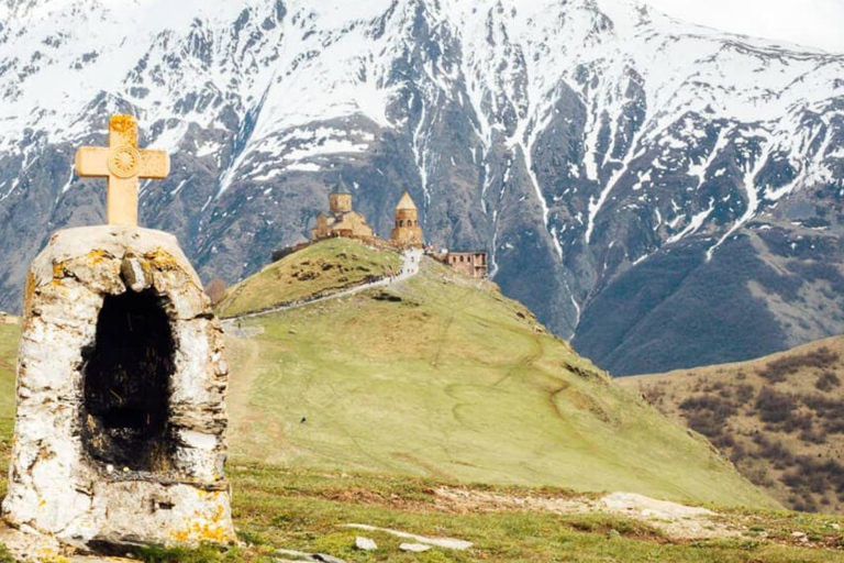 Tbilisi: tour di Kazbegi con visita alla Chiesa della Trinità di GergetiTbilisi: tour a Kazbegi con visita alla Chiesa della Trinità di Gergeti