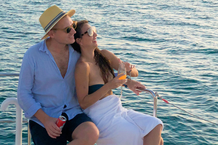 Da Nang: Discover Son Tra Bay on Luxury Sailing Catamaran 2-Hour Luxury Catamaran Scenic Cruise with Drink & Transfer