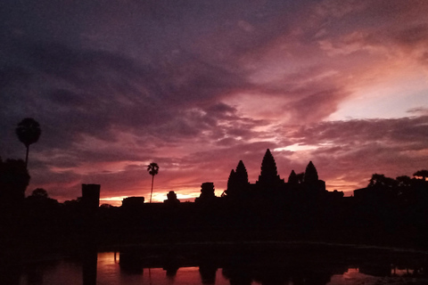 L&#039;alba ad Angkor Wat con un gruppo di condivisione