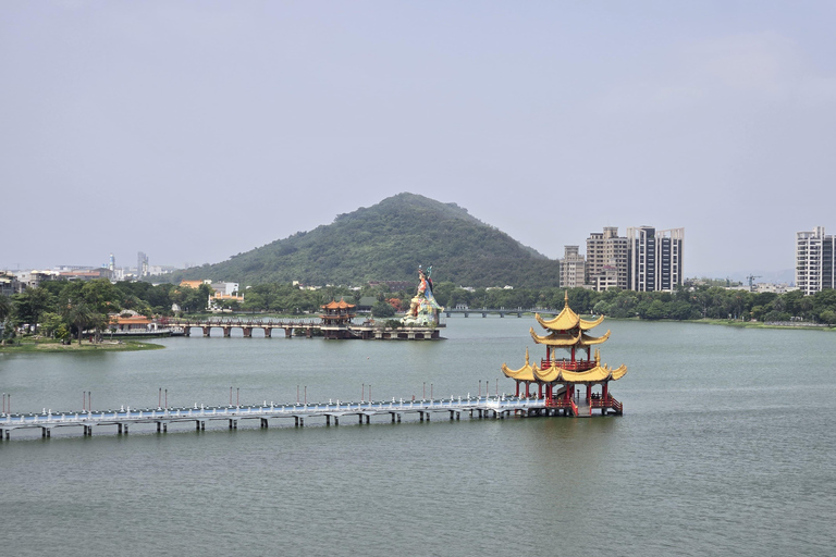 Taipei to Kaohsiung Highlights: Private Day Tour