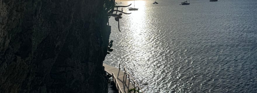 Bequia : maison traditionnelle à flanc de colline et visite à pied de Belmont