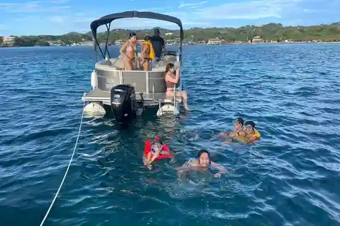 Coxen Hole: Wildlife, Beach, Snorkeling, and Boat Ride