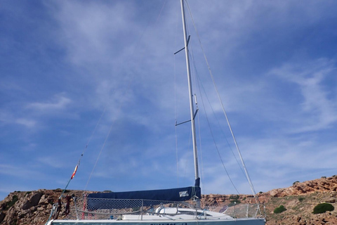 Baia di Fornells: Tour a vela della costa nord di MinorcaTour di un giorno intero condiviso